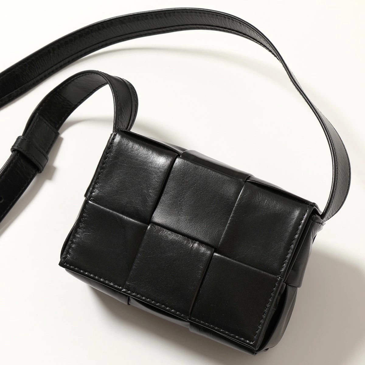 BOTTEGA VENETA ボッテガヴェネタ 667048 VCQ72 カセット レザー マキシイントレチャート マイクロバッグ ショルダーバッグ 鞄 8803 メンズ
