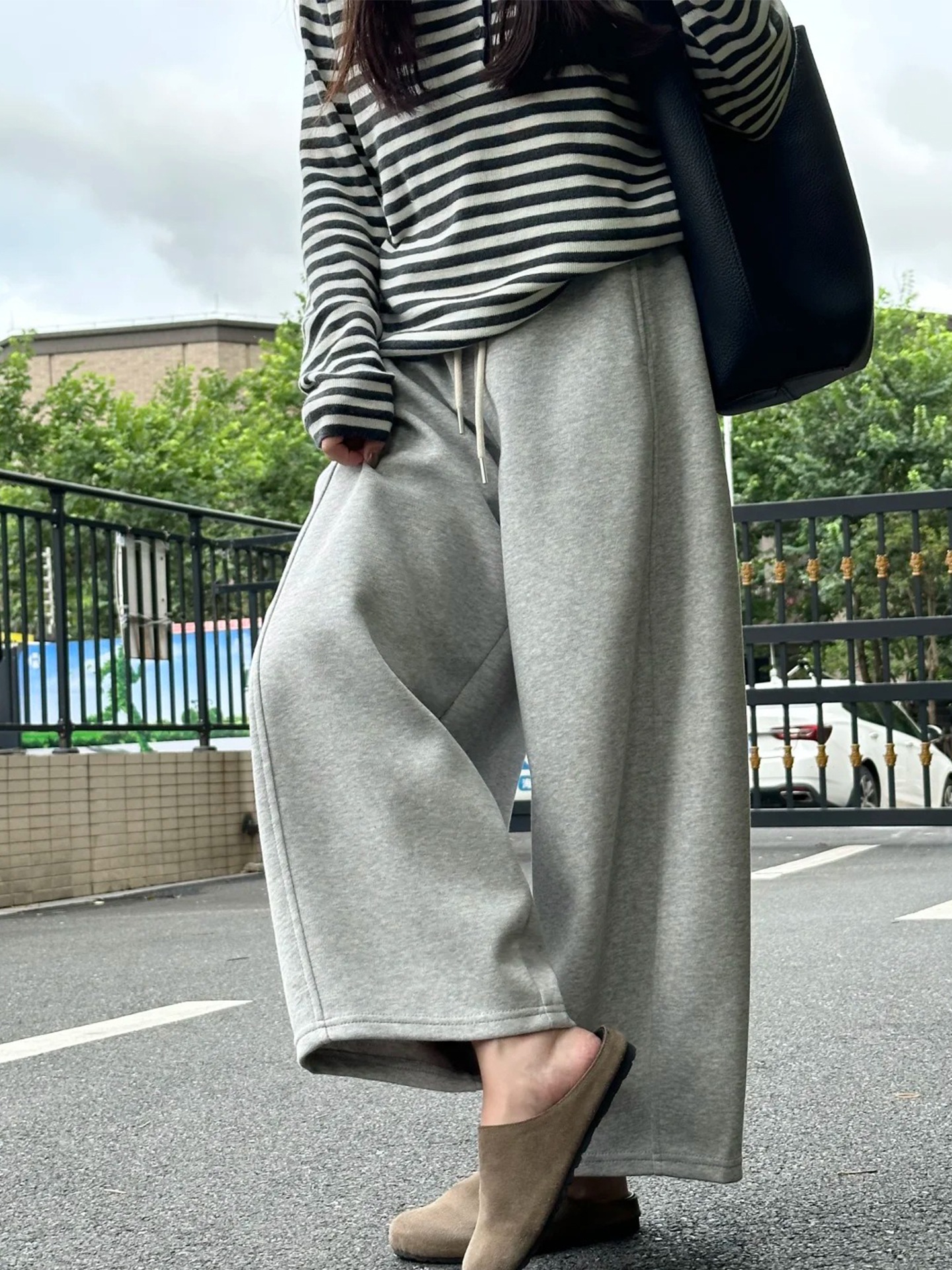 日本の怠惰な風の9分の広脚のおばあさんのズボンの秋の新型の大きいサイズは緩くてやせている灰色の運動のレジャーの衛のズボンを現します