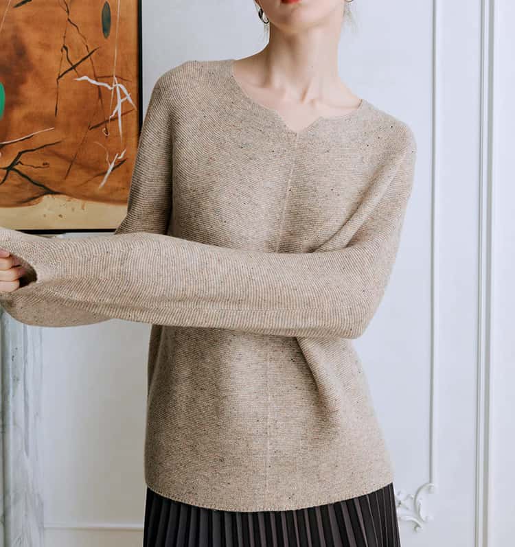 【2024新作】ニットトップス レディース ピンクベージュ クリームホワイト ミディアムグレー M L オーストラリア産メリノウール100% 小Vネック 無縫製デザイン カジュアル クラシカル レトロ 11,550円