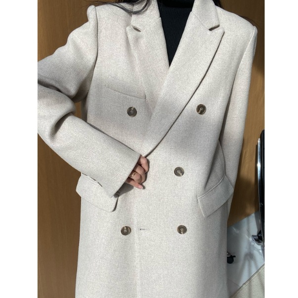 アウター コート ロングコート 袖あり 長袖 襟付き ピークドラペル デザイン ボタン ダブルブレスト 美ライン ニュアンス ポケット 前開き 裏地 キルティング 差し色 かわいい 大人可愛い