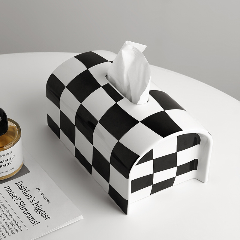 白と黒のチェック柄　セラミック製のティッシュボックス