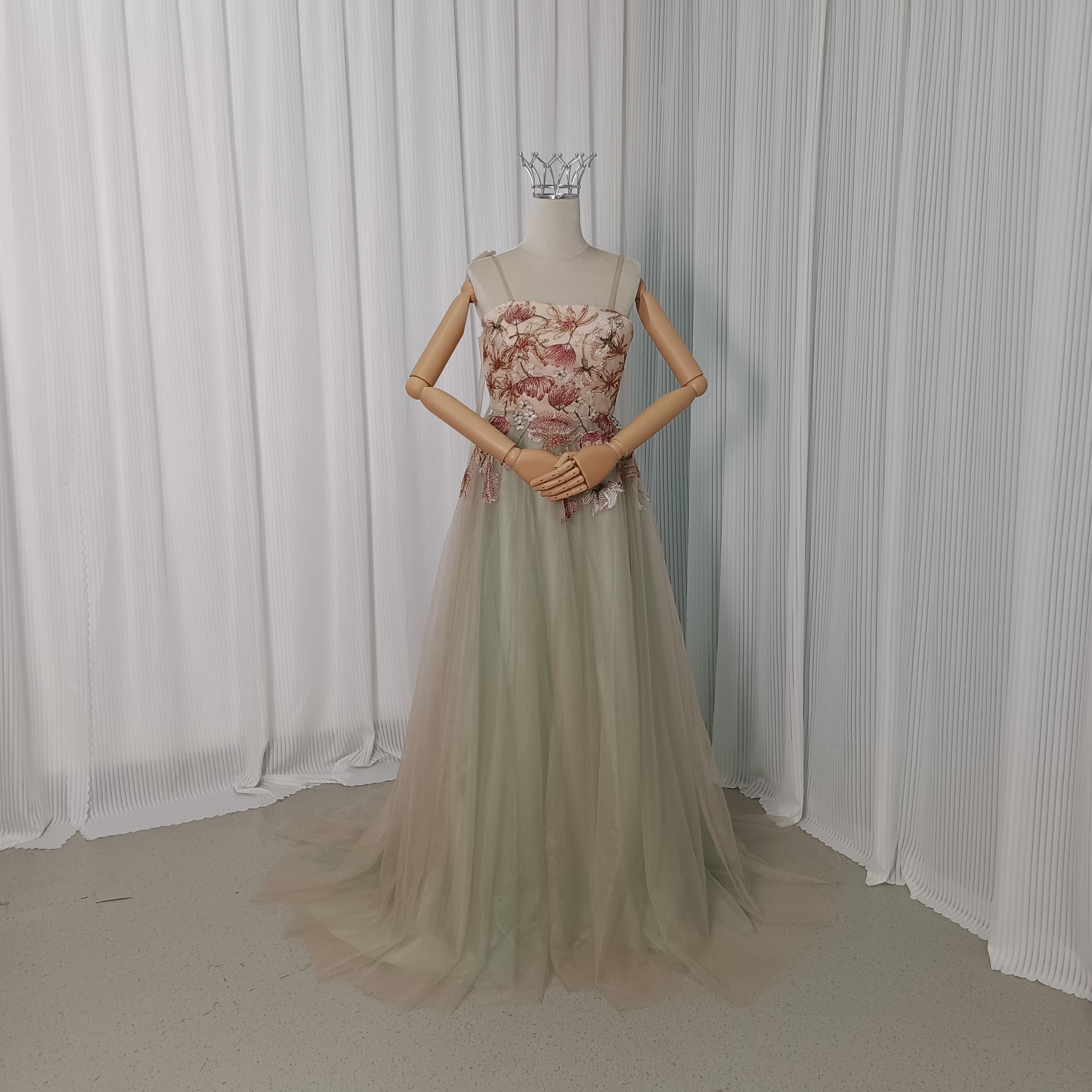 カラードレス 黄緑 キャミソール 花柄のモチーフ刺繍が美しく 短トレーン 謝恩会/パーティー 前撮り チュールスカート