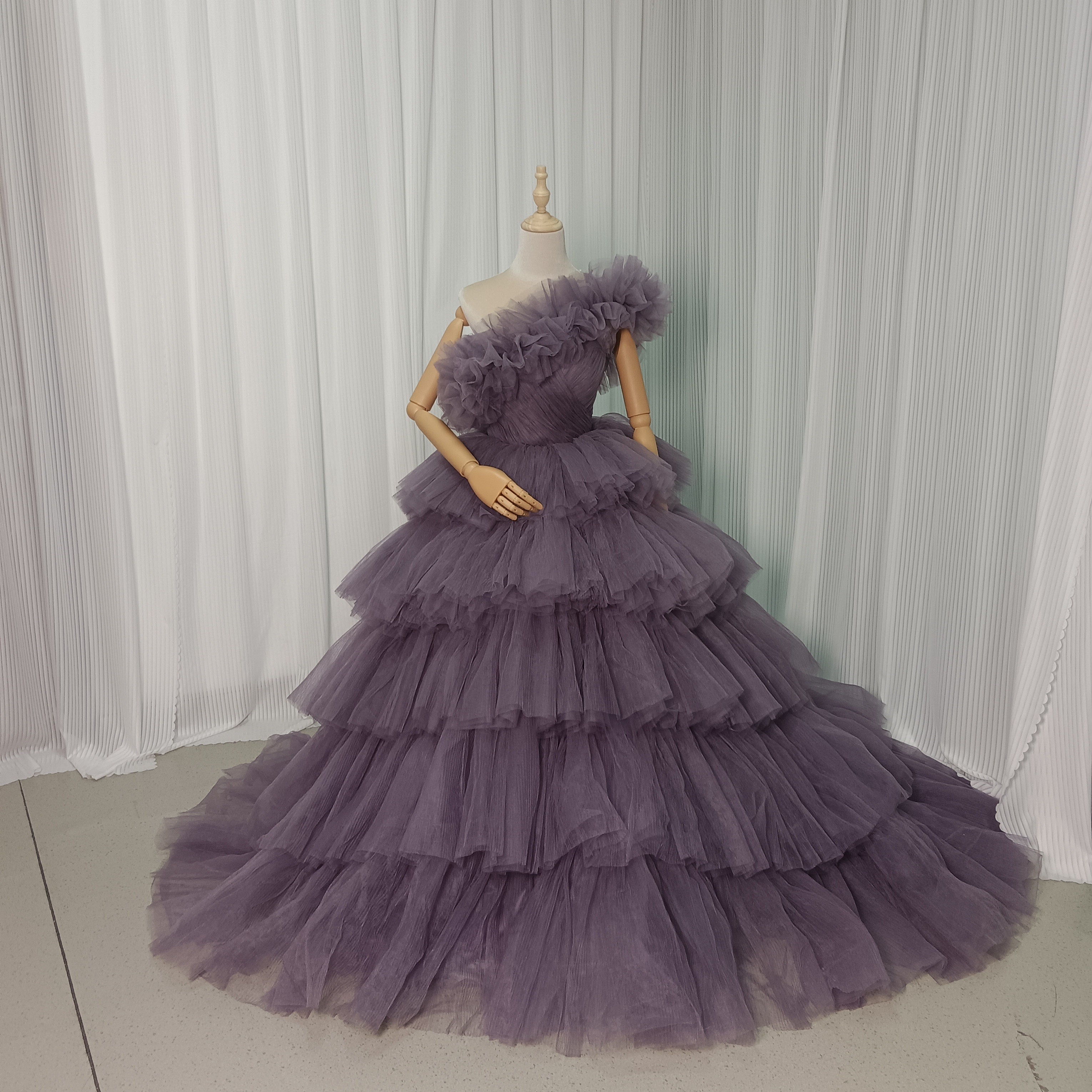 カラードレス パープル 取り外し可能なオフショルダー ソフトチュール 華やかなトレーン ティアードのドレス 結婚式