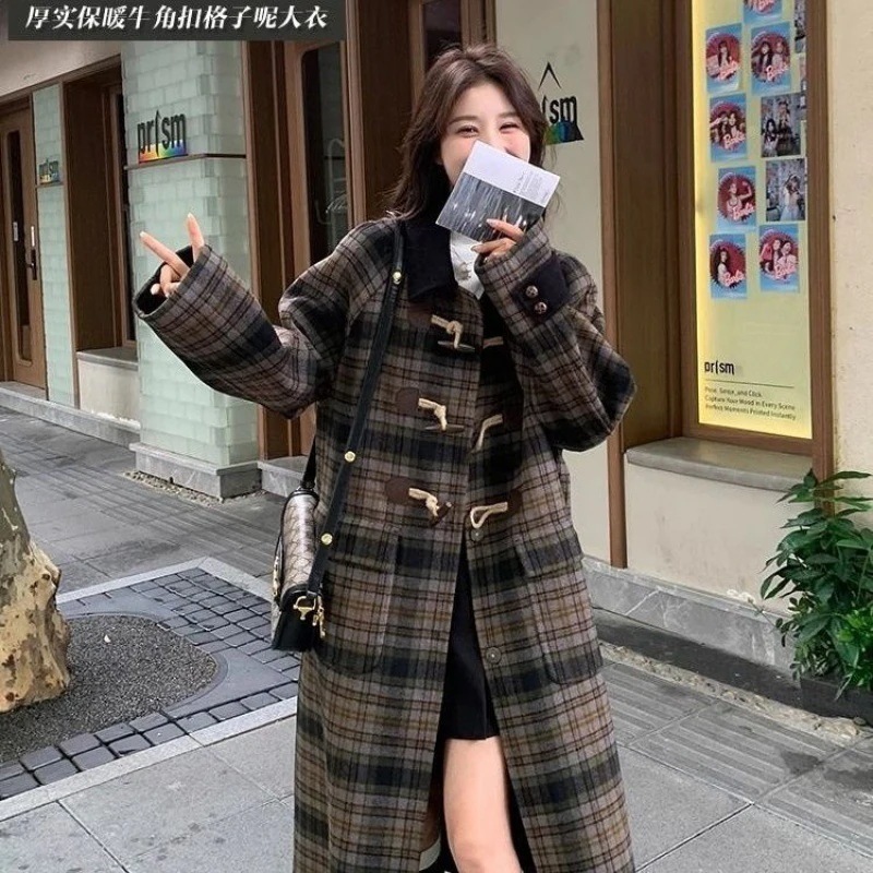 フレンチレトロなチェック柄のファーコート冬の女性2024型ゆったり厚の牛角ボタンミディアム丈のニーハイコート