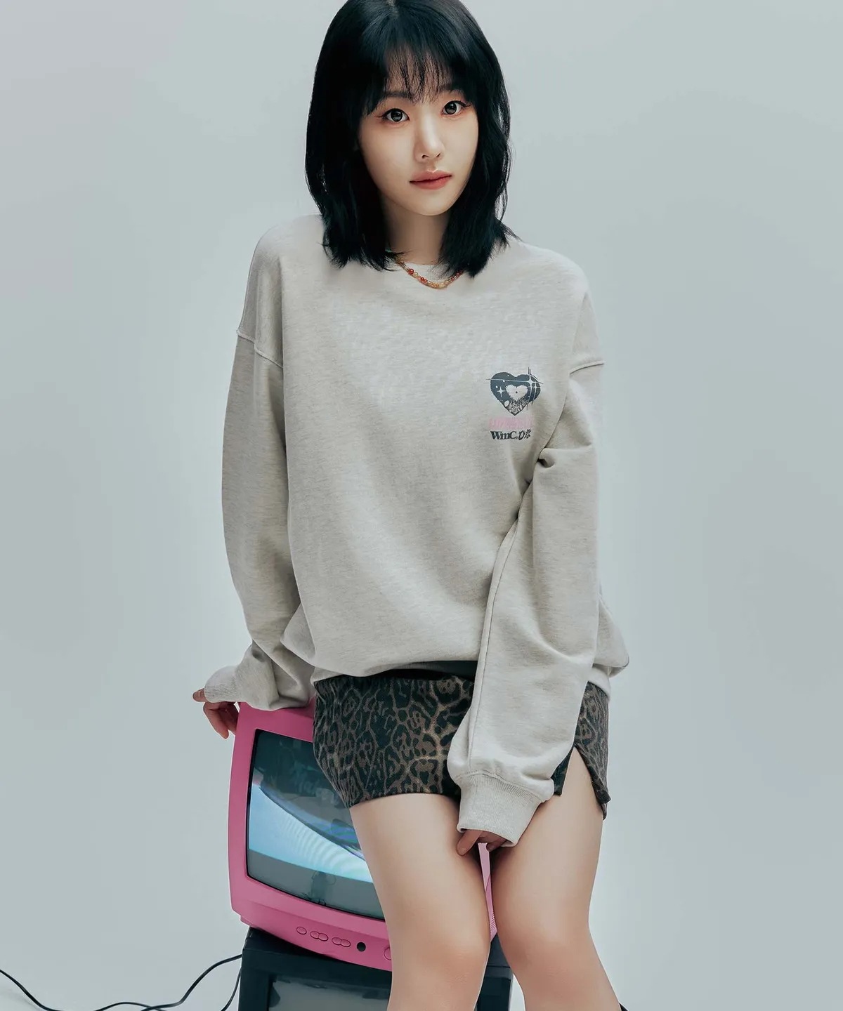 [QWER x HINA モデル着用] [MUSINSA EDITION] Loving Guys Sweatshirt_LIGHT GREY マンツーマン Tシャツ 韓国の人気ファッションブランド