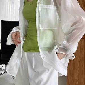 トップス レディース シアーシャツ ブラウス 羽織り 長袖 日焼け防止 紫外線予防 冷房対策 長袖 ボタン 前開き ボタン 襟付き ボタン ポケット 光沢 透け感 マタニティウエア 大人可愛い おしゃ