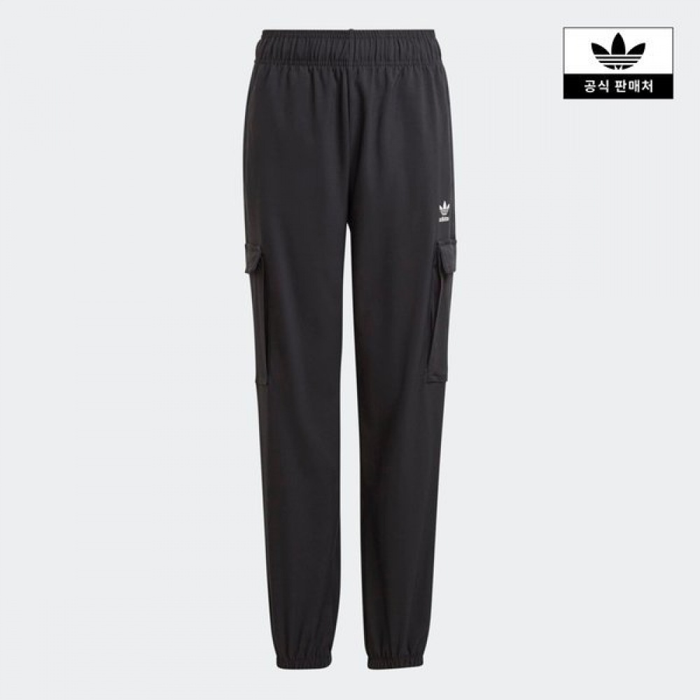 アディダスキッズ CARGO PANTSモデル名