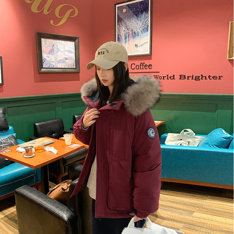 アンゴラの赤いダウン色のアウターの婦人服派は2024冬の新しい綿入れの小柄な綿入れのコートを克服します