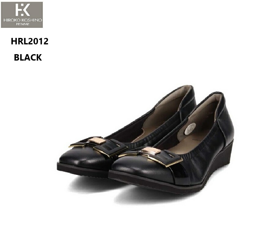 ヒロココシノ(HIROKO KOSHINO FEMME)HRL2012 【撥水加工】超軽量 シャーリングウエッジラウンドパンプス 甲のベルトには大き目ダブルバックルとヒロココシノファムのロゴプレート付