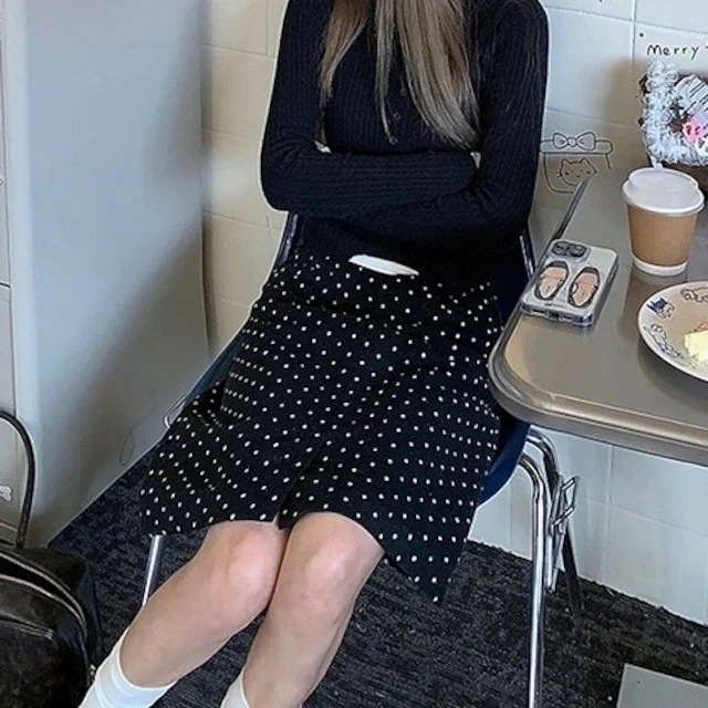 25スカート 膝丈 ドット柄 ハイウエスト 脚長効果 美脚効果 細見え おしゃれ かわいい ガーリー キュート ブラック 黒 韓国ファッション レディース カジュアル お出かけ