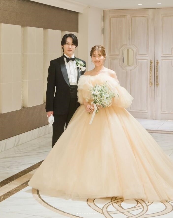 実例写真！ウェディングドレス シャンパンベージュ オフショルダー チュールスカート ファスナー 披露宴/結婚式