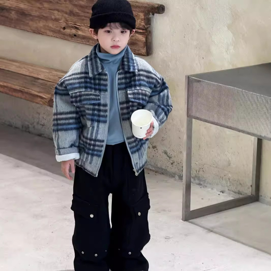 24秋冬韓国子供服中小男の子用ブルーチェック柄起毛ウール厚手キルティングショートコートジャケット