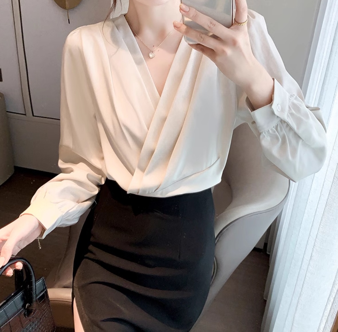 レディース トップス ブラウス 長袖 Vネック 襟なし ノーカラー タック コンサバ かわいい 大人可愛い きれいめ シンプル カジュアル ガーリー モダン ラブリー キュート 都会的 花柄 フラワー