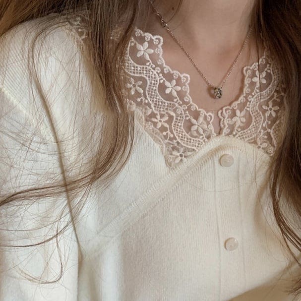 トップス カットソー 長袖 Vネック レース フリル プルオーバー ハーフボタン ミディアム丈 かわいい 大人可愛い きれいめ シンプル 上品 おしゃれ かっこいい カジュアル こなれ感 個性的 レト