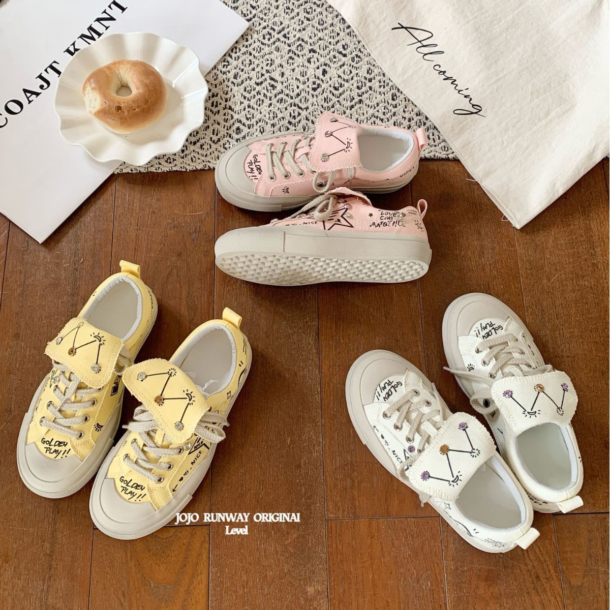 11 韓国語バージョングラフィティの古いソフトソールキャンバスシューズフォー女性2025新しいレースアップカジュアルボードシューズフラットラペルシングルシューズ