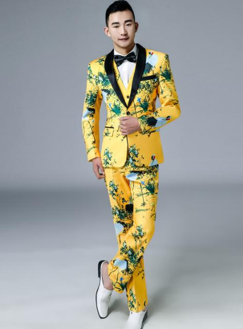 黄色メンズスーツ三点セット！豪華花柄プリントスーツセット　花柄ジレベスト＋パンツ＋テーラードジャケット　紳士服　鶴プリント　タキシード　結婚式披露宴新郎花婿フォマールウエア　舞台ステージ服　司会者派手