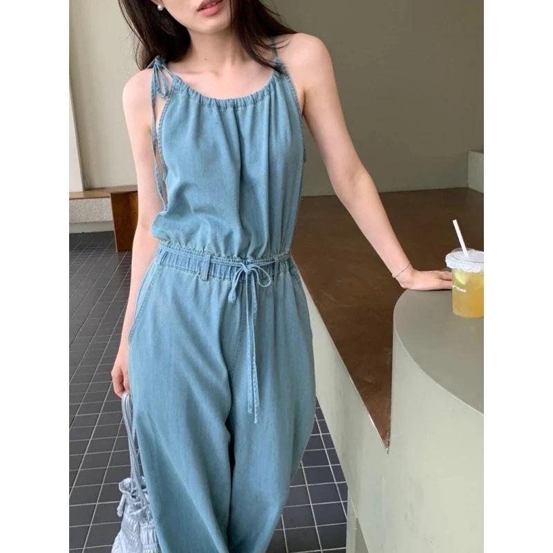 ホルターネックデザインのシンプルで気楽なカジュアルなノースリーブベストとドローストリングストレートデニムジャンプスーツのリアルショット