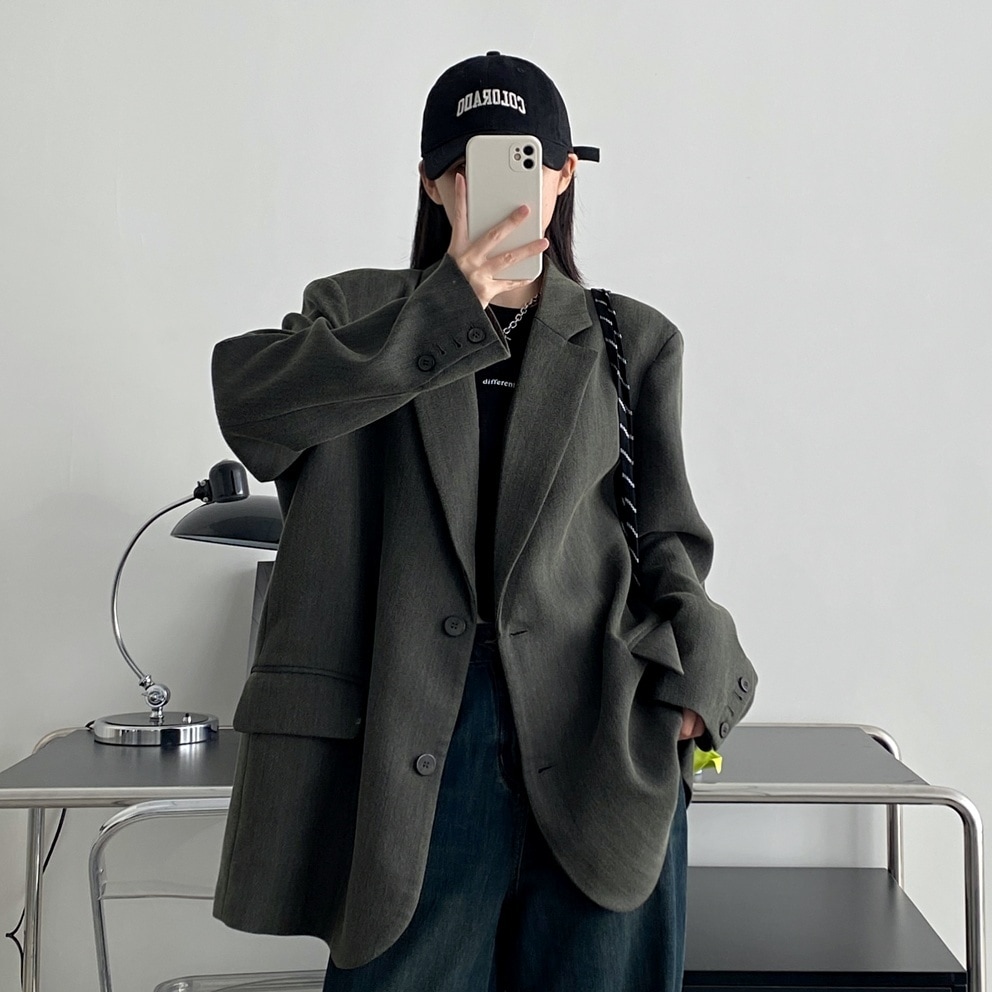 アウター ジャケット ミディアム丈 長袖 襟付き 前開き ボタン ポケット かわいい 大人可愛い きれいめ シンプル 上品 きちんと おしゃれ かっこいい カジュアル レトロ きちんと こなれ感