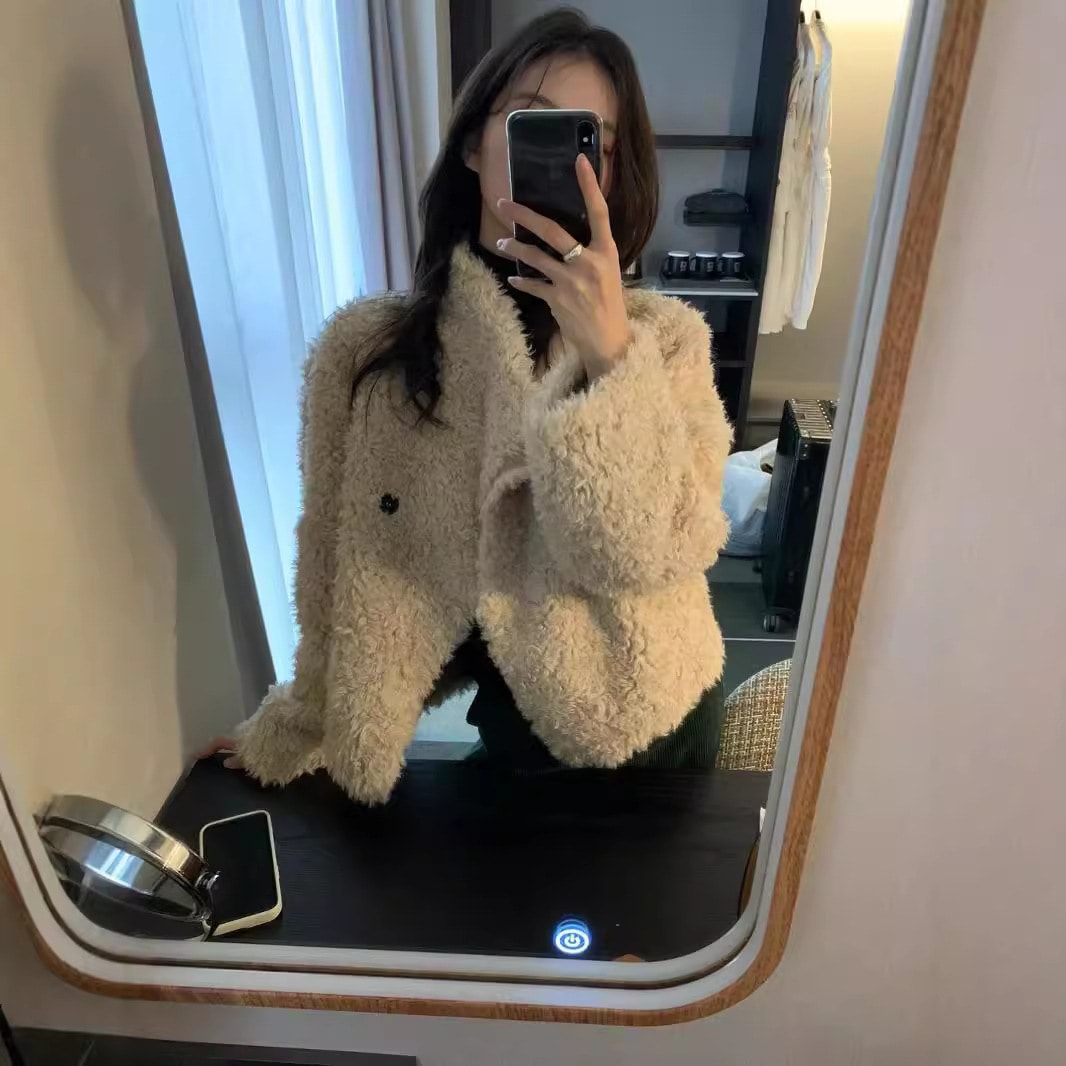 女性のための毛皮オールインワンコート 2024 秋冬スタイル豪華なベルベットのサイドボタンラムウールショートファーコート女性のため