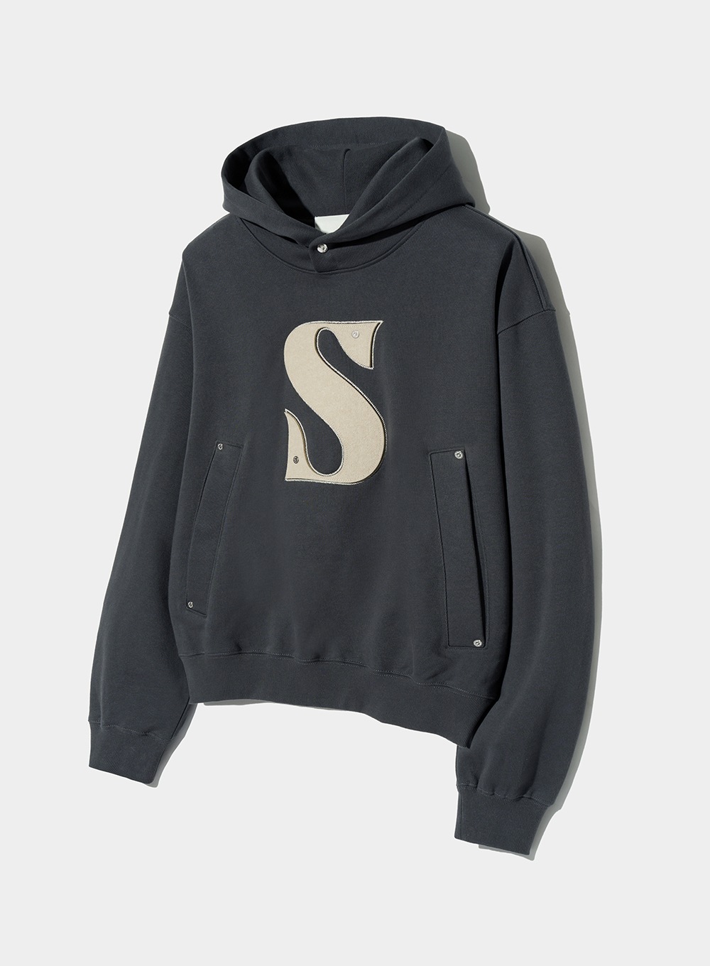【SATUR】 RIVET APPLIQUE POCKET LOGO HOODIE : CLASSIC CHARCOAL