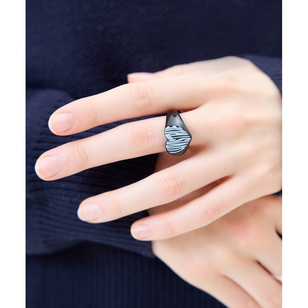 ラブは本当です [返品無料] MZ ロゴリング (ブラック)