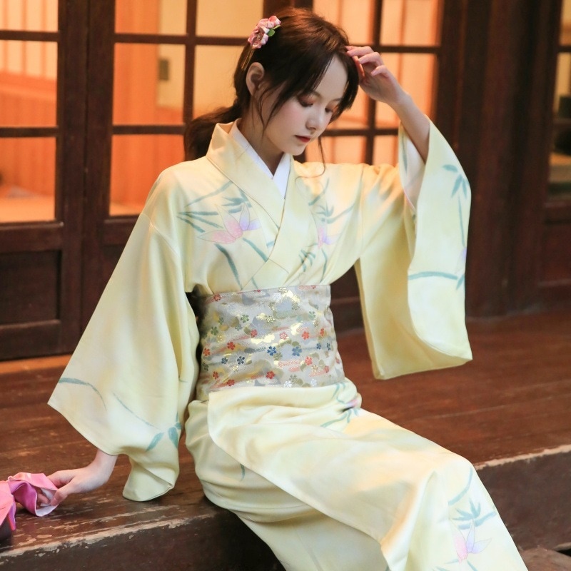 薄い黄色の水仙はとても広い生地でしわになりにくい和服の女性の正装は和服を改良して着ます