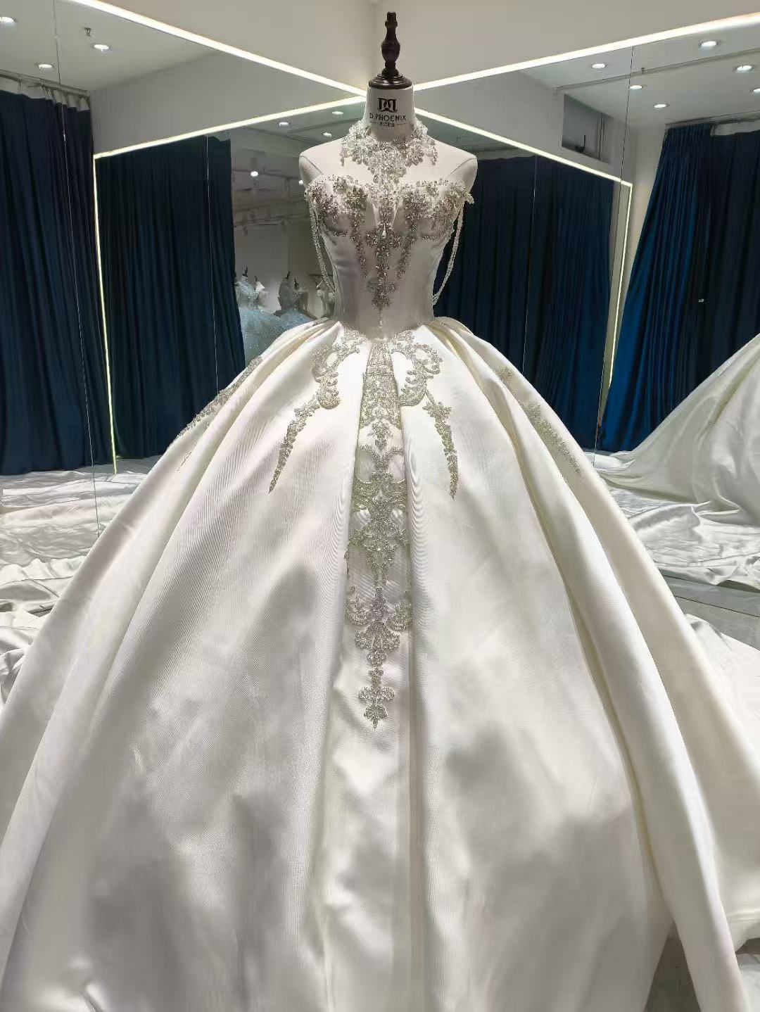 ウエディングドレス オフホワイト フランス風 韓国風ドレス 光沢サテン キラキラ光る刺繍 編み上げ 華やかなトレーン 披露宴/結婚式