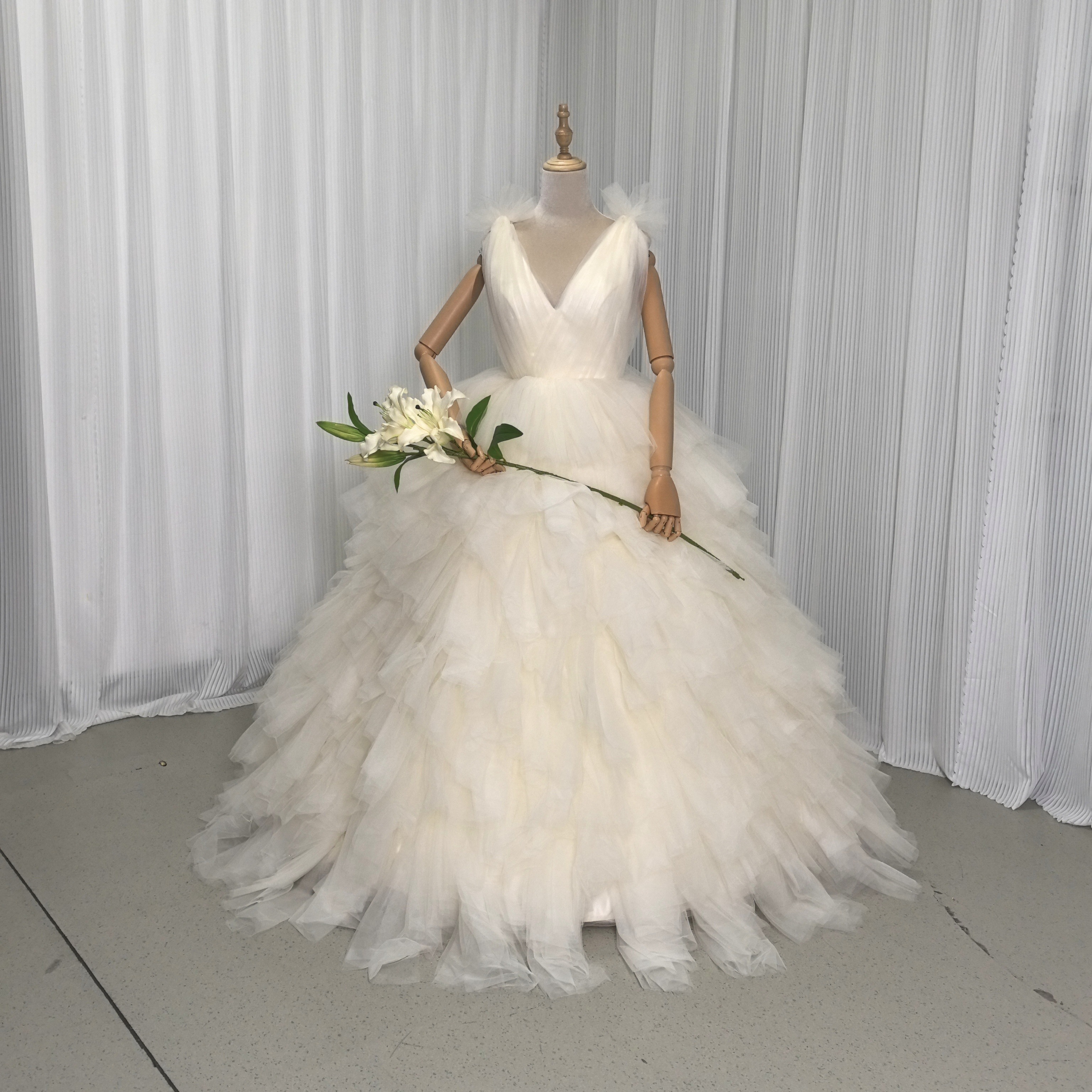 ウエディングドレス パステルイエロー Vネック もこもこドレス プリンセスライン ロング 結婚式 前撮り 45,494円