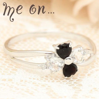 me on...モノトーンの格調高いファッションリング幸せを呼ぶ四つ葉の指輪 K10ホワイトゴールド WG オニキスホワイトトパーズプチダイヤモンド付きクローバーモチーフリング お届け