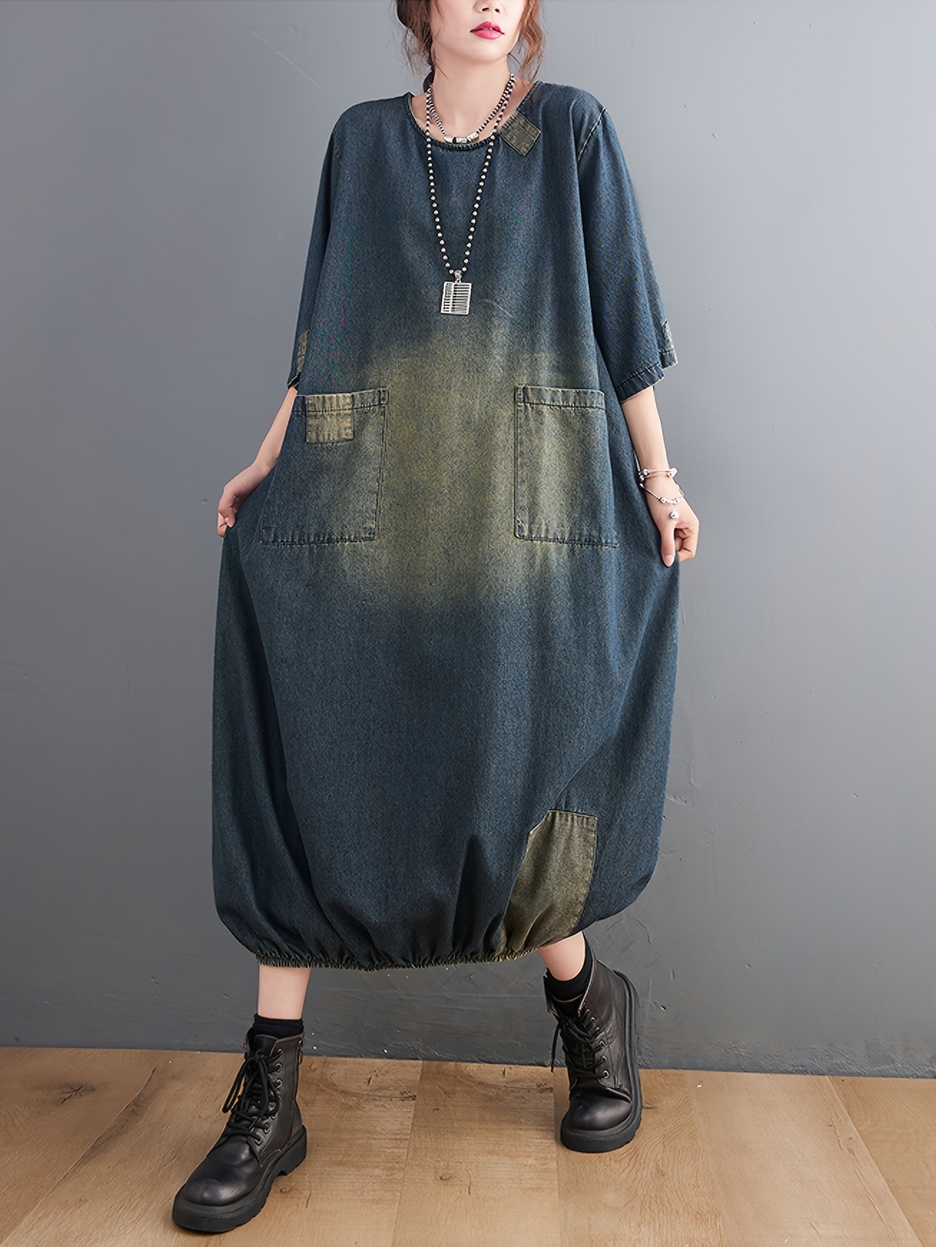 ヴィンテージ風ルーズフィットデニムミディドレス ポケット付き - ディストレストブルー＆グリーンデザインハーフスリーブラウンドネック レディース用 春/夏カジュアルウェア多目的ミディドレス ア