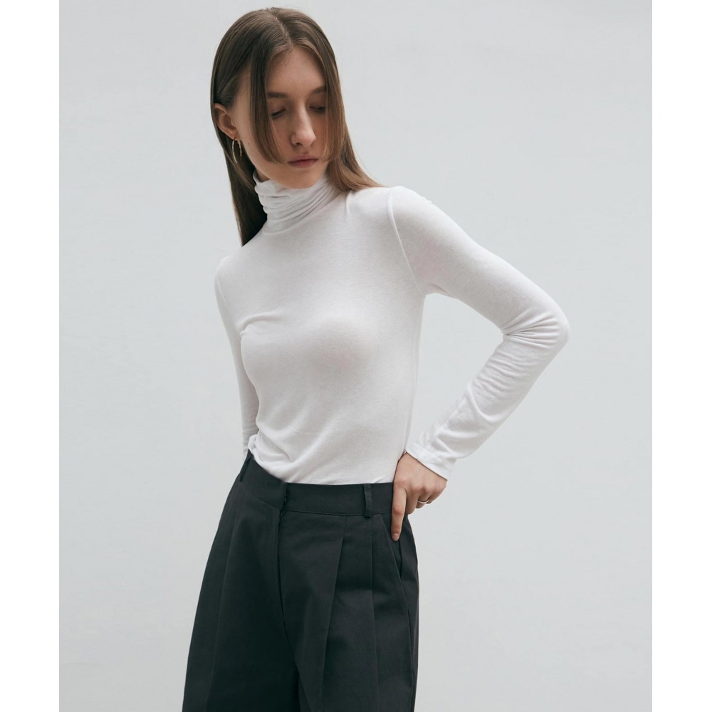 ニック&ニコールミニマルスリムタートルネック Tシャツ_ホワイト