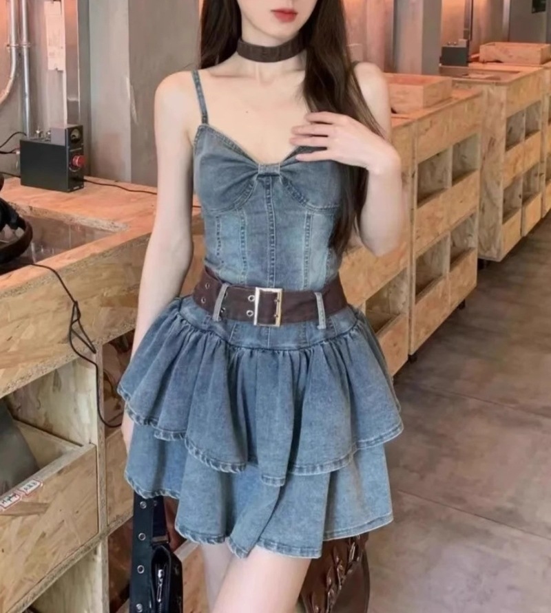 デニムワンピース レディース ショート丈 ノースリーブ フリル ベルト付き ウエスト切替 キャミワンピ デニム 大人可愛い カジュアル レトロ 大人女子 無地 春 夏 秋 デート お出かけ 休日 旅行