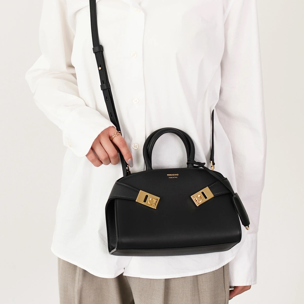 バッグ ショルダーバッグ Hug ハンドバッグ (XS) 215975 768853 レディース ブラック レザー トップハンドル ロゴ ミニバッグ 2WAY