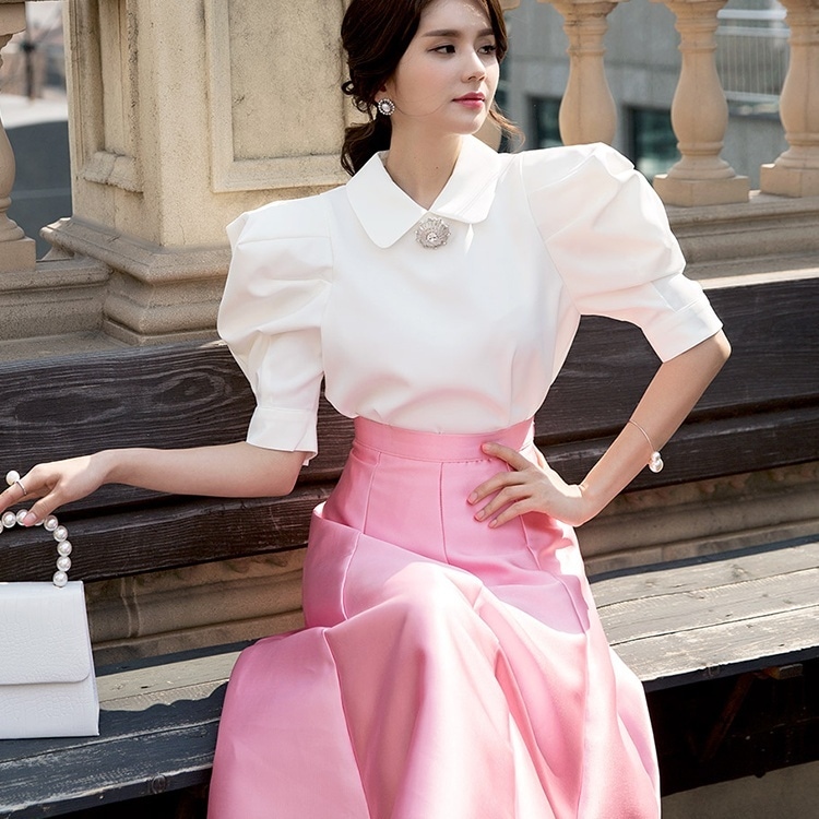 トップス シャツ 5分袖 パフスリーブ ボリューム袖 襟付き ブローチ ミディアム丈 かわいい 大人可愛い きれいめ シンプル 上品 おしゃれ かっこいい レトロ きちんと こなれ感 個性的 主役級