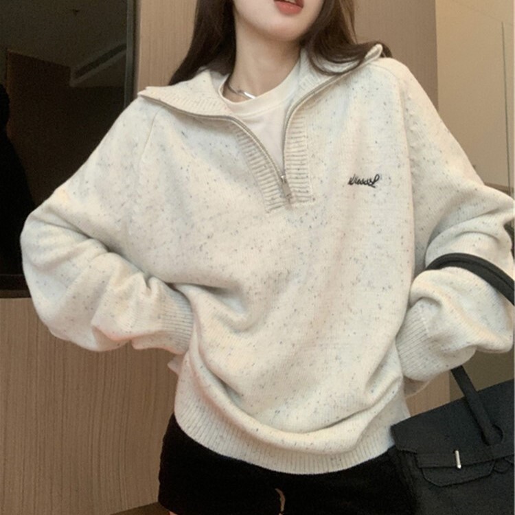 胸ロゴ刺繍 ルーズフィット ハーフジップアップ ネップ入り レディース トップス ニット セーター ミディアム丈 チュニック丈 長袖 ラグランスリーブ 襟付き ポロカラー オーバーサイズ かわいい