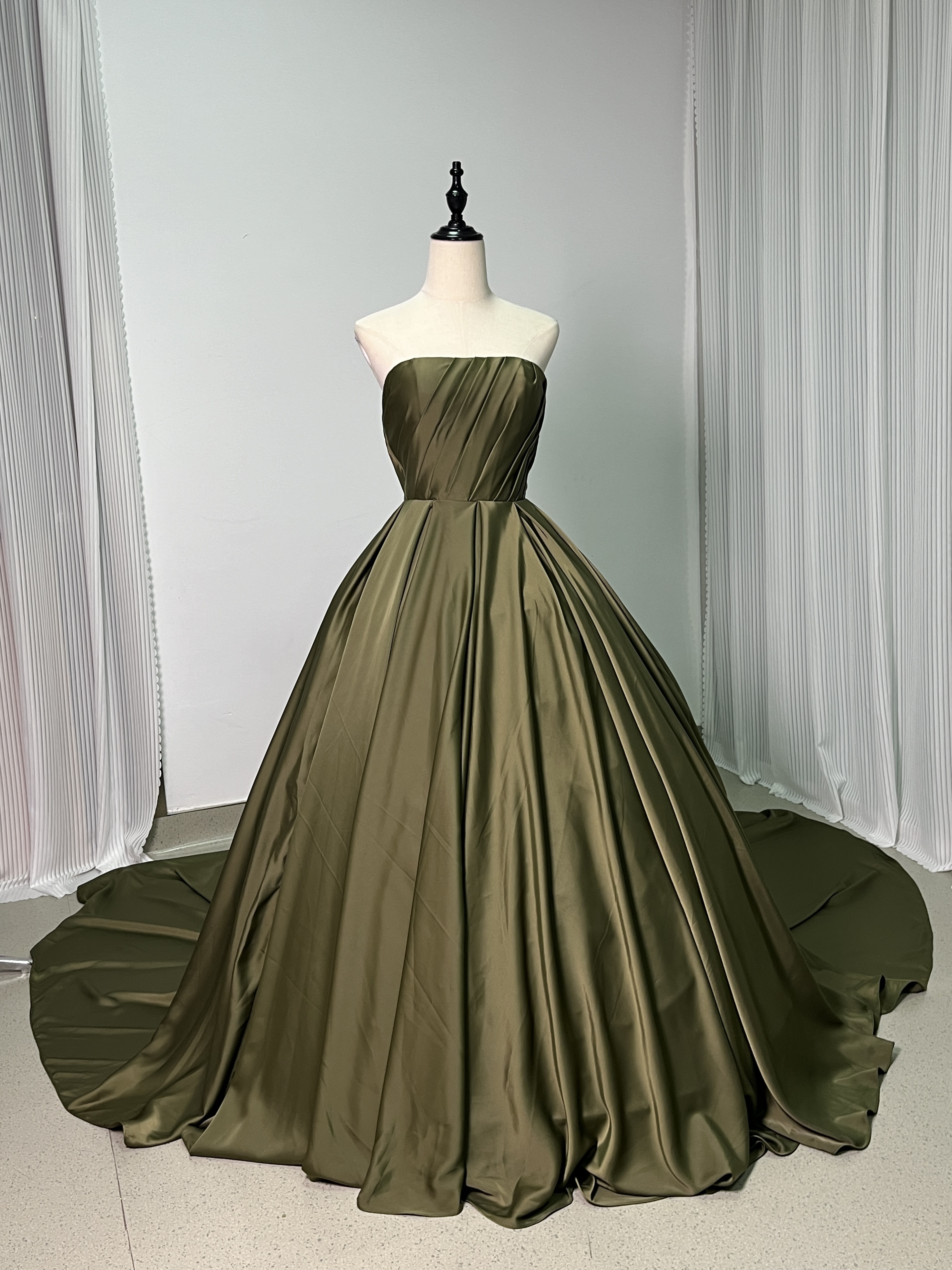 カラードレス 深めな緑 ベアトップ 快適な生地 光沢感 トレーン 二次会