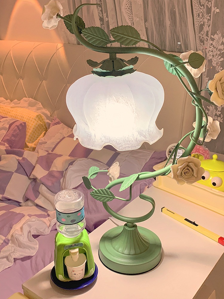 花テーブルランプ寝室のベッドサイドランプスズランライトラグジュアリーハイエンドレトロ親友への誕生日プレゼントナイトライト