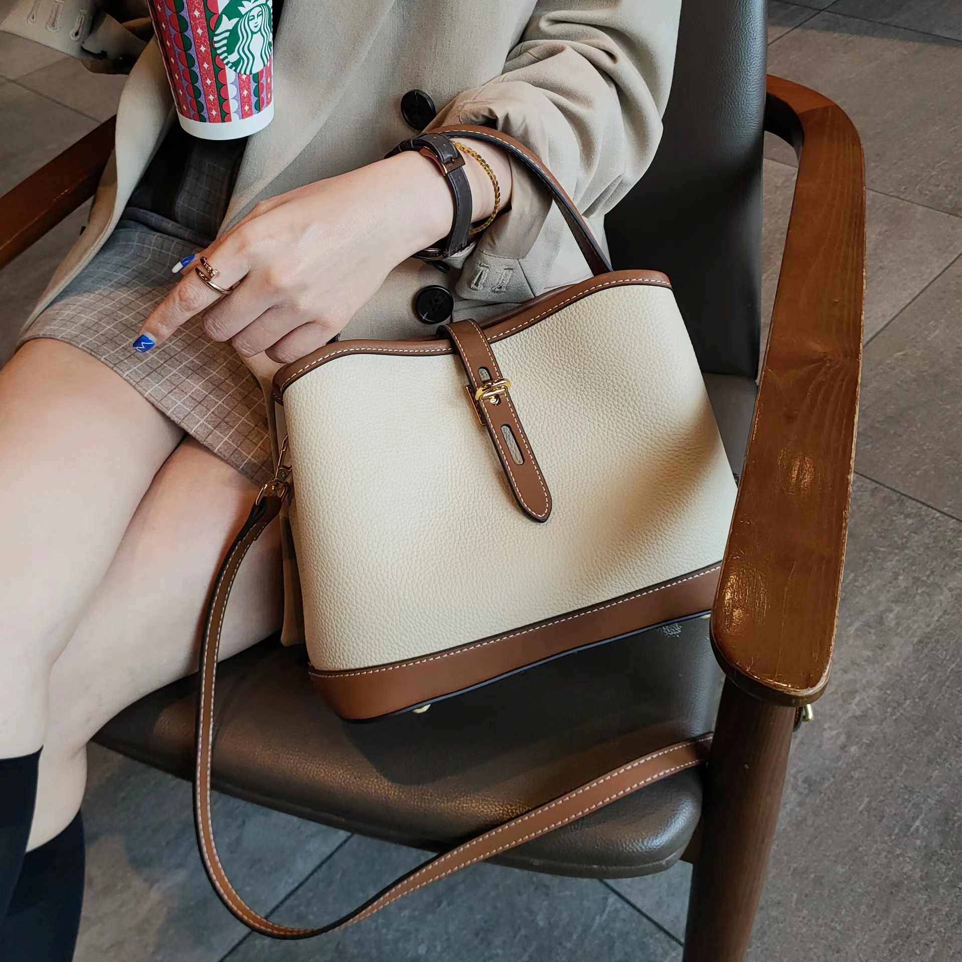 本革トートバッグ 　レディースバッグ　 通勤ショルダーバッグ　お洒落なバッグ　韓国バッグ 大容量