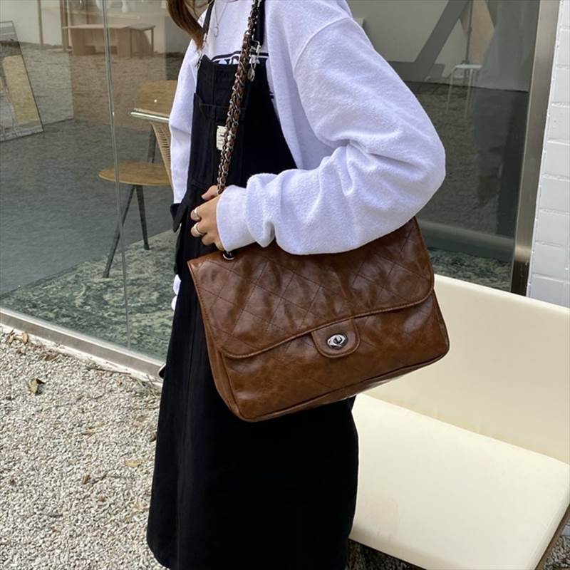 【急速出荷!】2色 ショルダーバッグ レトロ 大容量 キルティング風 肩掛け 斜めがけ バック かばん チェーン スクエア 横長 A4 クール バッグ レディース 通勤 通学 学生 ブラック ブラウン