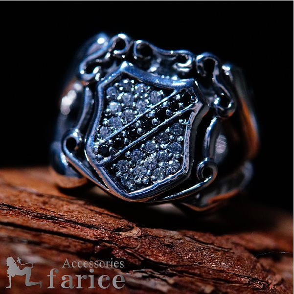 2カラー(ホワイト&ブラック)キュービックジルコニア パヴェ＆ラインストーン装飾 シールド(盾)型2アーム ラグジュアリーデザイン メンズ シルバーリング