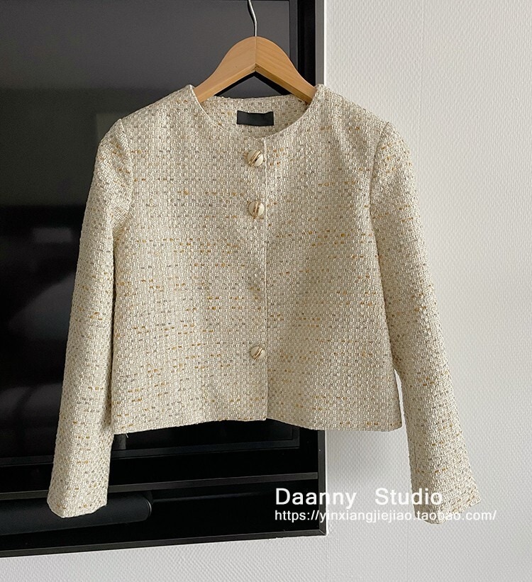 アウター ジャケット 上着 ツイード ショート ショート丈 長袖 ラウンドネック 襟なし ポケット かわいい 大人可愛い きれいめ カジュアル 上品 おしゃれ お洒落 レトロ ラフ キュート