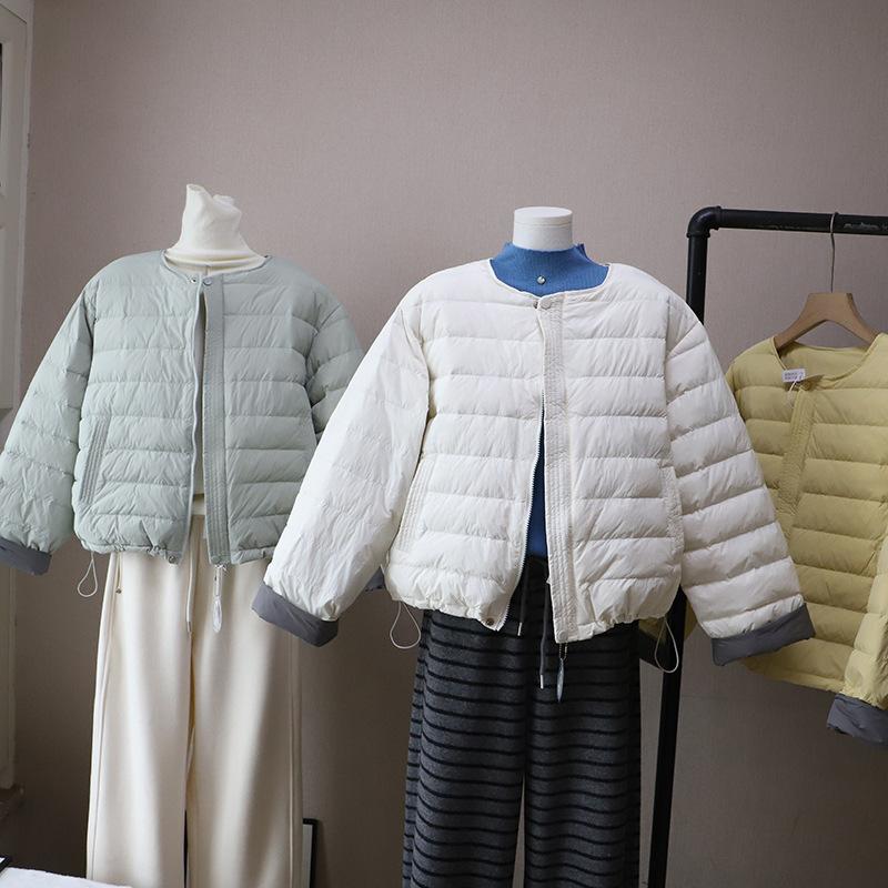 秋冬の新しいラウンドネックのリブ編みのジャケット女性用の軽量で小柄なホワイトダックダウンコート