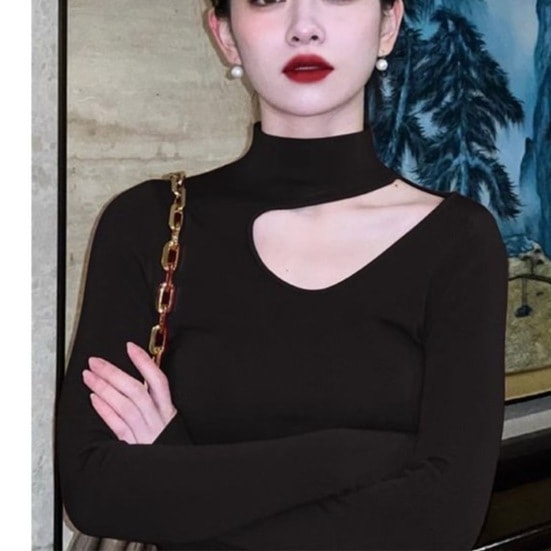 秋冬にぴったりのブラックの透かし模様のタートルネックホルタートップスリムフィットのニットウェア鎖骨丈のトップス