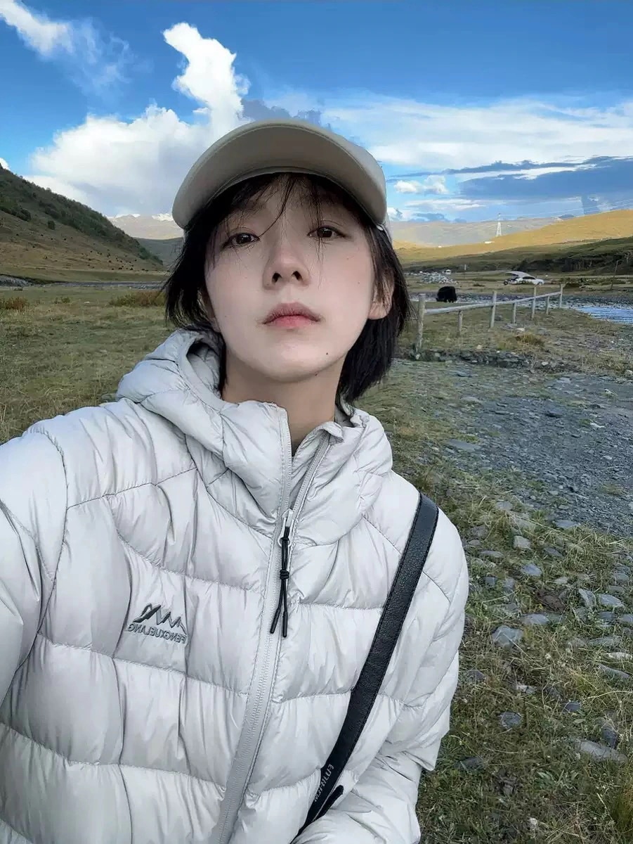 数量限定【最安値 急速出荷】白いアヒルの毛のスペアリブのダウンジャケット女性の短いスタイルの軽薄2026年冬の新型の厚いレジャースポーツのフードコート