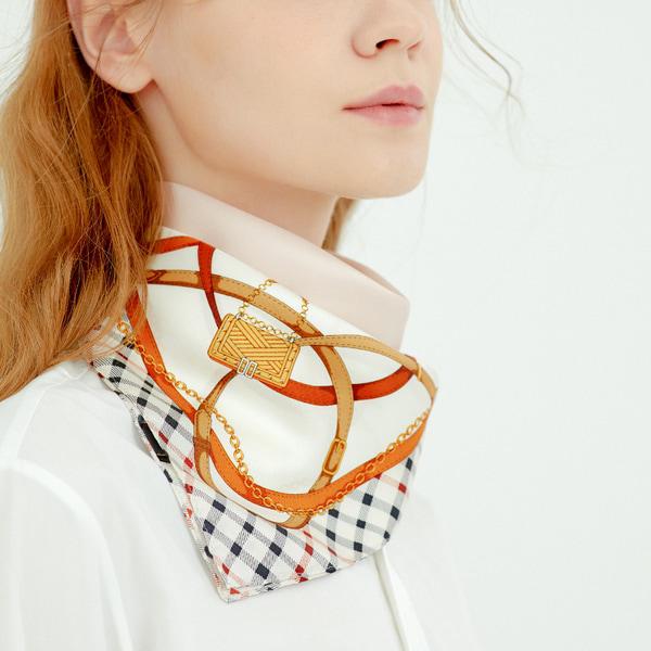 DCSC3E144I2 [シルク100%] ベージュチェーン柄スクエアシルクスカーフ