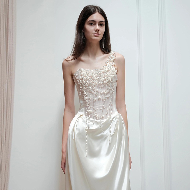 新商品のフランス式の胸を塗るドレスの花嫁のファッションのサテンの外出の紗重工の真珠の軽いウェディングドレス