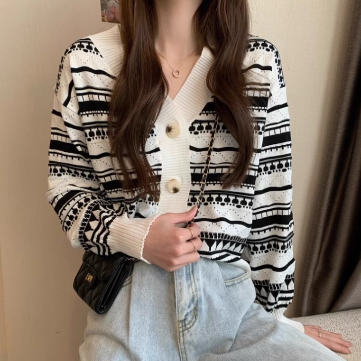 レディース トップス カーディガン ショート丈 長袖 袖あり Vネック 襟なし 前開き ボタン 薄手 かわいい 大人可愛い シンプル カジュアル おしゃれ レトロ アジアン ラフ 個性的 存在感