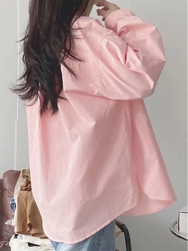 重ね着に でゆったりとしたフィット感があり体型を美しく見せてくれる女性用の甘いライトピンクのコットンシャツ