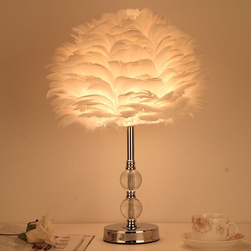 中国標準220 vフェザーテーブルランプベッドルームインスルームベッドサイドランプヨーロッパスタイルライトライト豪華な結婚式部屋ウェディングウォームロマンチックランプ