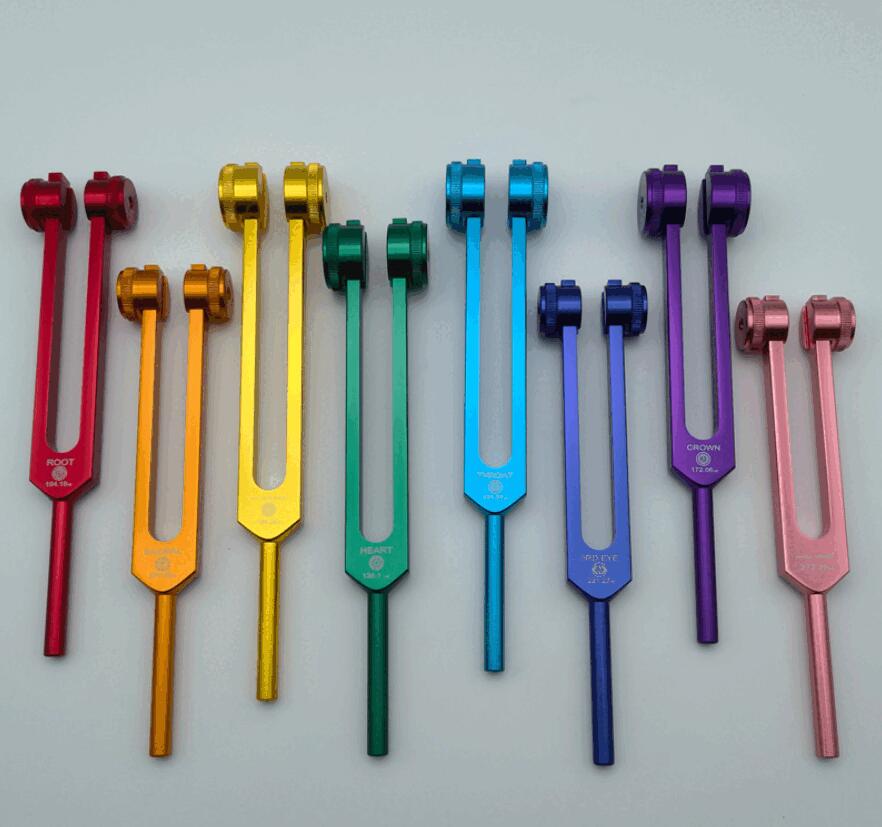 チューニングフォーク 8本セット 瞑想グッズ 金色 音叉 付属スタンド 周波数調整 ヒーリング 音楽療法 音響測定 126.22 Hz 136.1 Hz 141.27 Hz 172.06 Hz 19